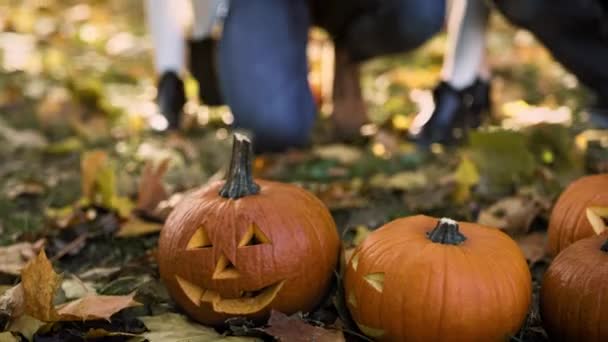 Hajtsa Fel Videóműsorok Család Halloween Maszkok — Stock videók