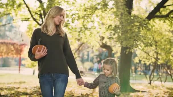 Vue Main Mère Fille Passant Activement Temps — Video