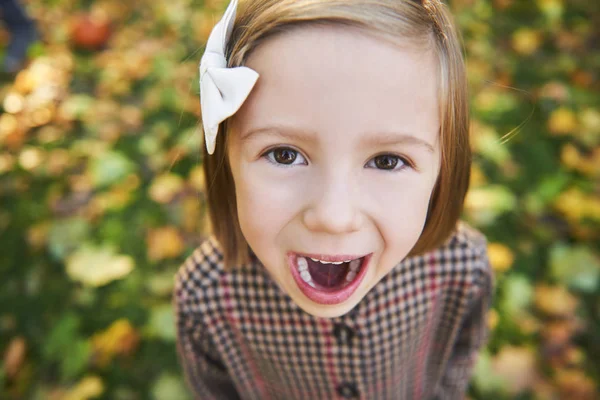 Bağıran Güzel Bir Kızın Portresi — Stok fotoğraf