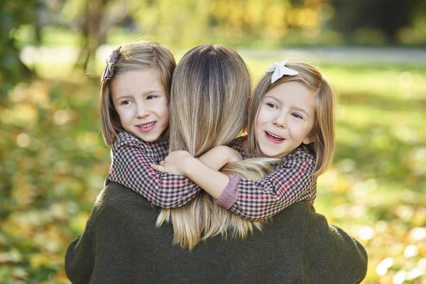 Twee Kleine Meisjes Omarmen Hun Moeder — Stockfoto