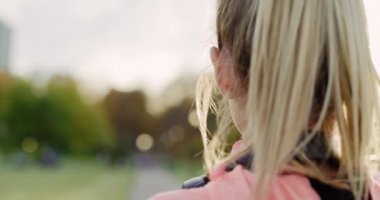 Parkta spor yapan bir kadının el kamerasıyla çekilmiş görüntüleri.