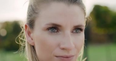 Kulaklıkla müzik dinleyen bir kadının el kamerasıyla çekilmiş görüntüleri.