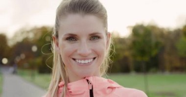 Sıkı çalışmadan sonra gülümseyen bir kadının el kamerasıyla çekilmiş videoları.