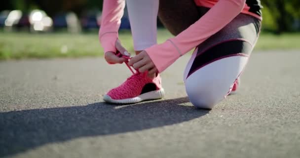 Vista Inclinada Mujer Trotando Atándose Los Zapatos Deportivos — Vídeo de stock