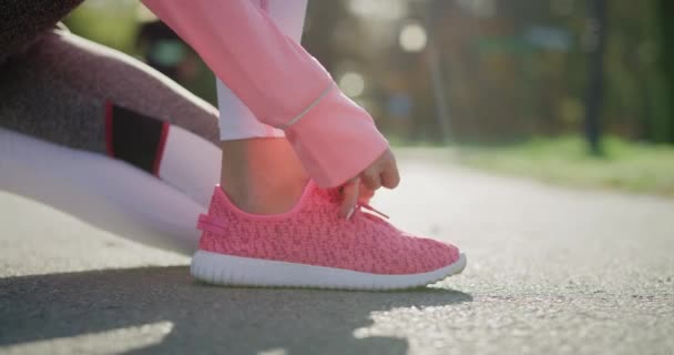 Handheld Weergave Van Vrouwen Handen Binden Haar Sportschoenen — Stockvideo