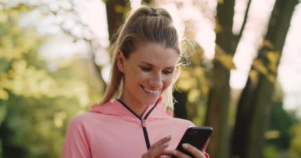 Handheld View Woman Choosing Playlist Morning Running — Stock Video