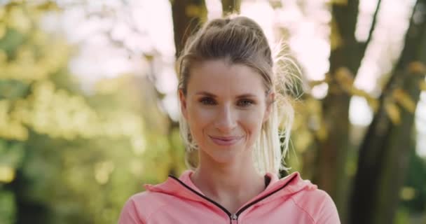 Spectacles Vidéo Main Jeune Femme Souriante Après Entraînement Dur — Video