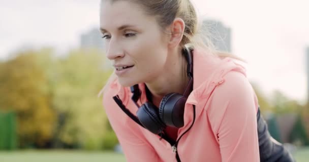 ジョギング中に短い休憩をキャッチ女性のハンドヘルドビュー — ストック動画
