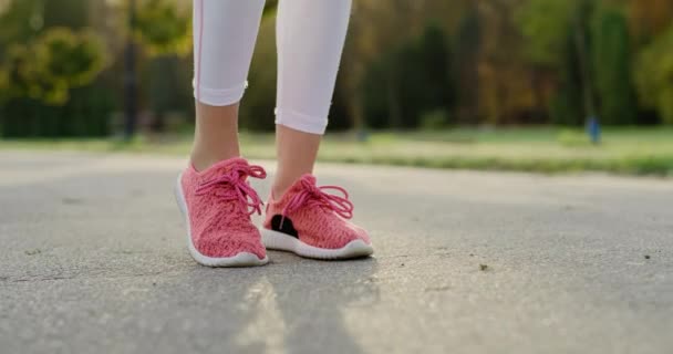 Handheld View Woman Stretching Her Legs Jogging Training — Αρχείο Βίντεο