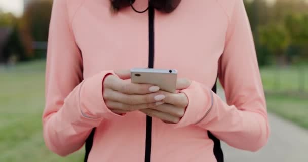 Vista Mano Mujer Eligiendo Mejor Canción Para Correr — Vídeo de stock