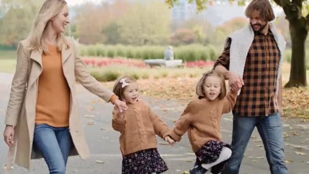 Счастливая Семья Активно Проводит Время — стоковое видео
