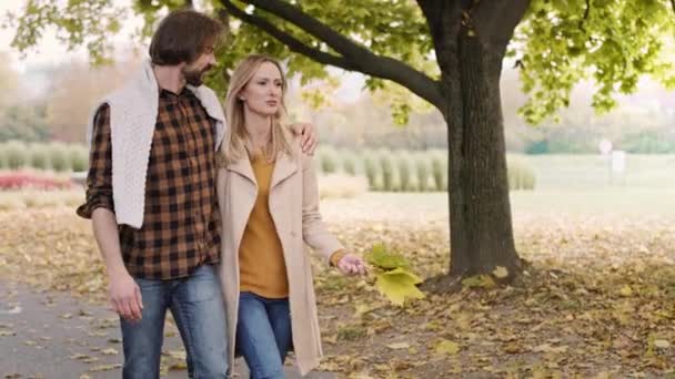 Веселая Пара Гуляющая Осеннем Парке — стоковое видео