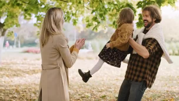 Scena Gioiosa Famiglia Nella Foresta Autunnale — Video Stock