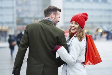 Büyük noel alışverişinden sonra tatmin oldum.