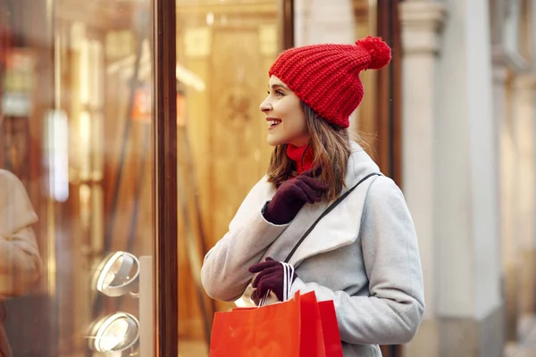 Mooie Vrouw Zoek Naar Etalage Tijdens Kerst Winkelen — Stockfoto