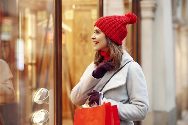 Belle Femme Regardant Sur Vitrine Pendant Les Achats Noël — Photo