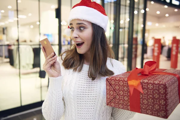 Mulheres Que Pagam Com Cartão Crédito Para Compras Natal — Fotografia de Stock