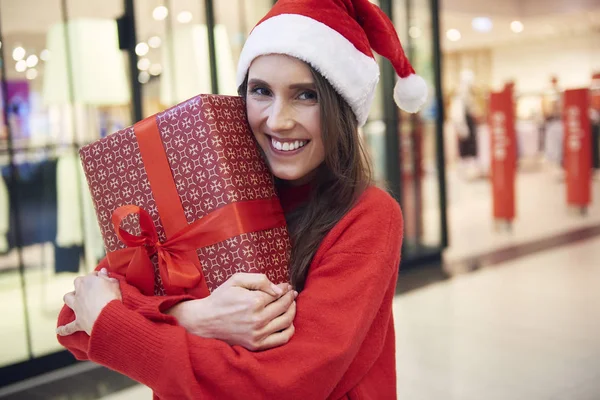 Portrét Ženy Vánočním Dárkem Obchodě — Stock fotografie