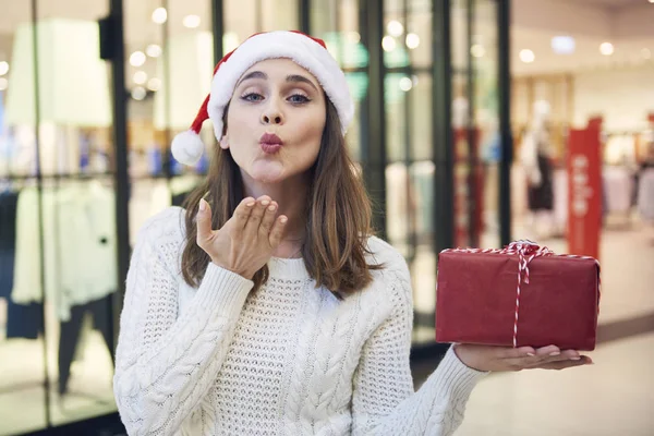 Donna Con Regalo Natale Che Soffia Bacio — Foto Stock