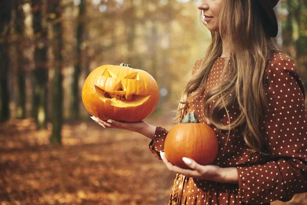 Женщина Держит Осеннем Лесу Тыкву Хэллоуин — стоковое фото