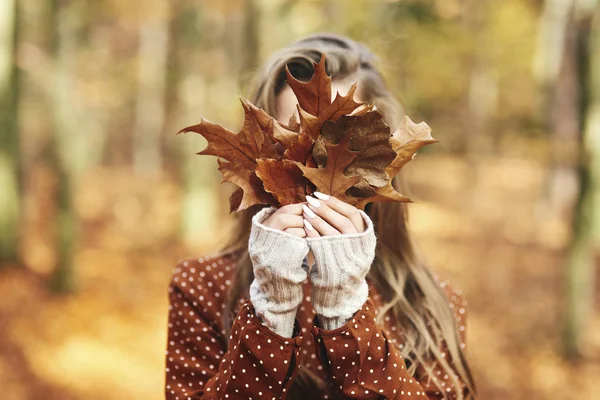 Jeune Femme Aux Feuilles Automnales — Photo