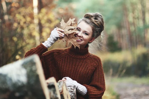 Портрет Молодой Женщины Осенними Листьями Лесу — стоковое фото
