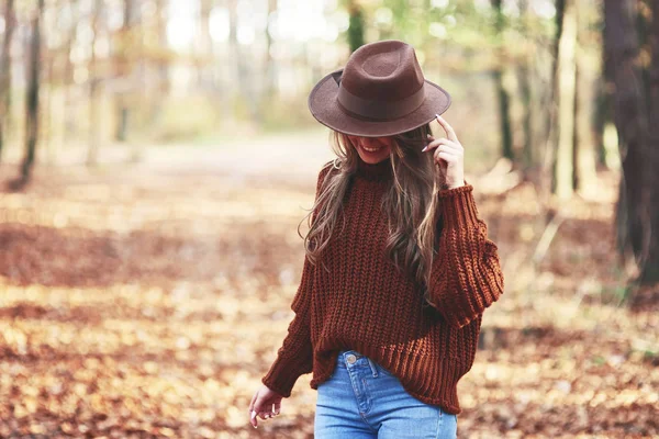 Красивая Молодая Женщина Теплой Одежде Осеннем Лесу — стоковое фото