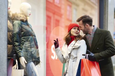 Sevgili çift vitrinlere bakıyor.