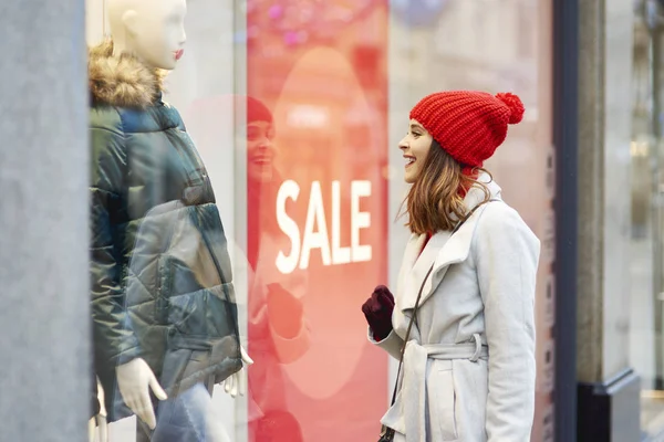 Vacker Kvinna Tittar Skyltfönster Shopping — Stockfoto