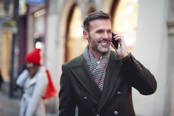 Glimlachende Man Aan Telefoon — Stockfoto