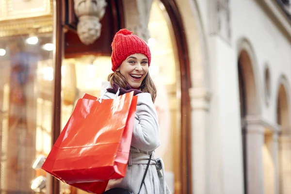 Retrato Mulher Feliz Durante Compras Natal — Fotografia de Stock