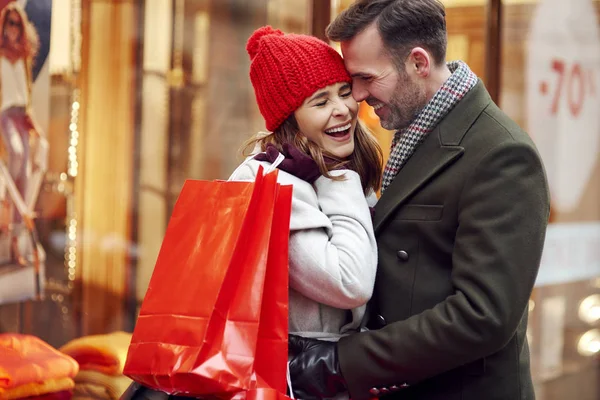 Romantischer Moment Des Paares Beim Weihnachtseinkauf — Stockfoto