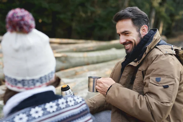 快乐的男人在秋天的森林里喝茶 — 图库照片