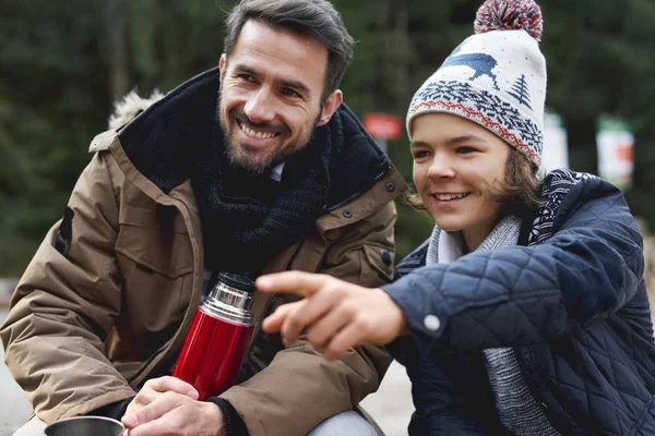 Lächelnder Vater Und Sein Sohn Verbringen Wälzer Gemeinsam Freien — Stockfoto