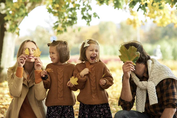 Familia Alegre Divirtiéndose Con Hojas Otoñales Bosque — Foto de Stock