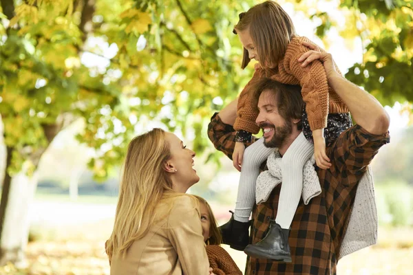 Parents Avec Enfants Dans Les Bois Automne — Photo