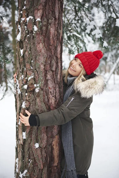 Jovens Mulheres Abraçando Árvore Floresta Inverno — Fotografia de Stock