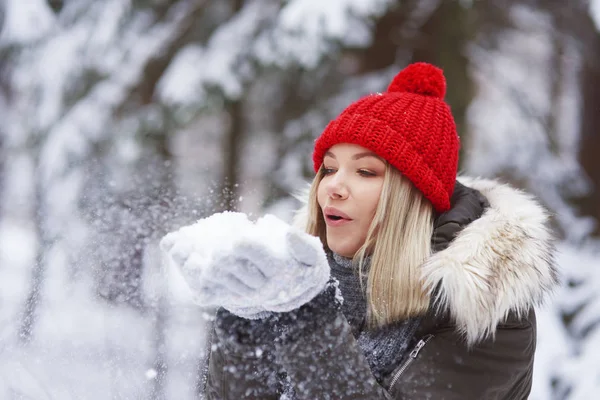Mooie Jonge Vrouw Blazen Sneeuwvlokken — Stockfoto