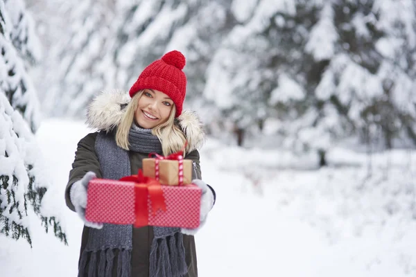 Portret Van Een Lachende Vrouw Die Twee Kerstcadeaus Geeft — Stockfoto