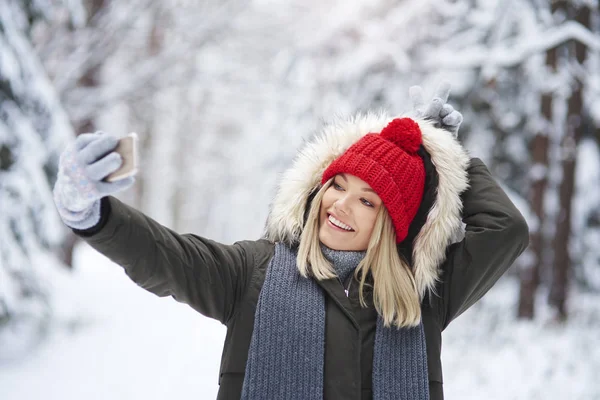 Speelse Vrouw Maakt Een Selfie Het Winterbos — Stockfoto