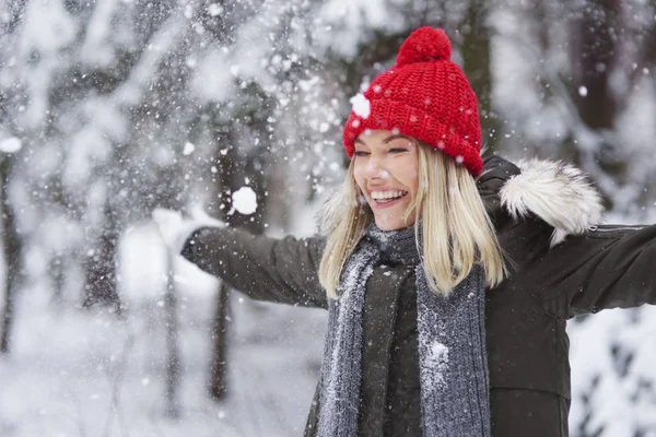 Femme Heureuse Dansant Parmi Les Flocons Neige — Photo