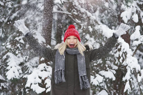 Mujer Joven Cubierta Nieve Fresca — Foto de Stock