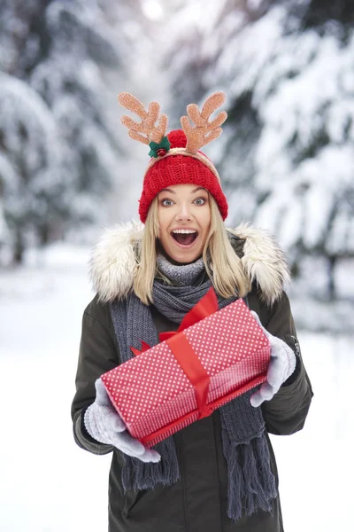 Surprised Woman Holding Christmas Gift — Stock Photo, Image
