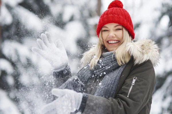 Mujer Feliz Divirtiéndose Invierno — Foto de Stock