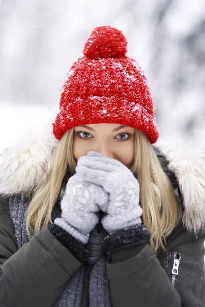 Ung Kvinna Bär Varma Kläder Frossa — Stockfoto