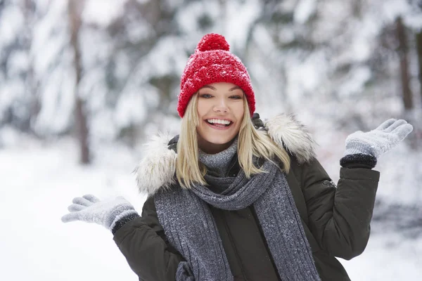 冬の時間に暖かい服を着た女性 — ストック写真