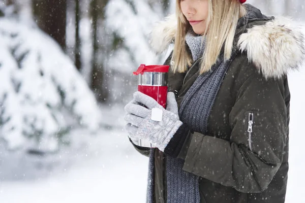 Sip Van Hete Thee Warmen Winter Tijd — Stockfoto