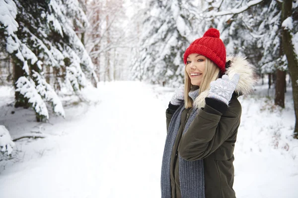 Donna Sorridente Nella Foresta Invernale — Foto Stock