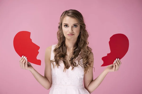 Retrato Una Mujer Triste Sosteniendo Corazón Roto —  Fotos de Stock