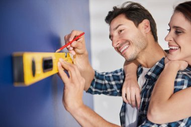 Mavi duvarı kullanan çift.